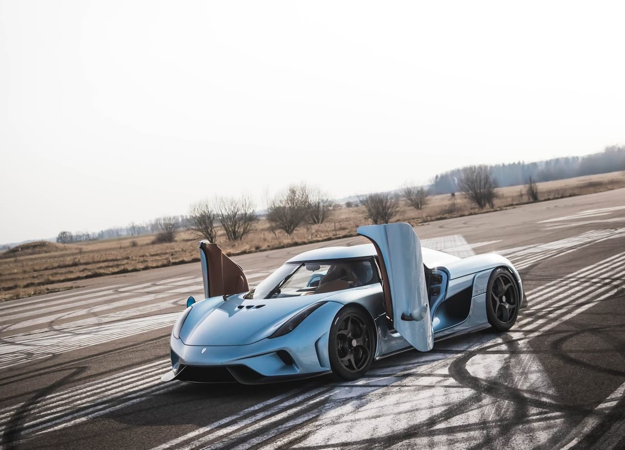 <h3 class="cms-H3-H3"><b>Koenigsegg Regera - 1,500 caballos de fuerza</b></h3>
<br>
<br>Su motor es un V8 twin-turbo con 3 motores eléctricos y tecnología de última generación en sus baterías eléctricos llamada Koenigsegg Direct Drive. El fabricante asegura que este puede acelerar de 150 a 250 km/h en menos de 3.2 segundos y de 0 a 400 km/h en menos de 20 segundos. Koenigsegg planea fabricar sólo 80 unidades del Regera y venderlos por un precio unitario inicial de 2 millones de dólares.
<br>