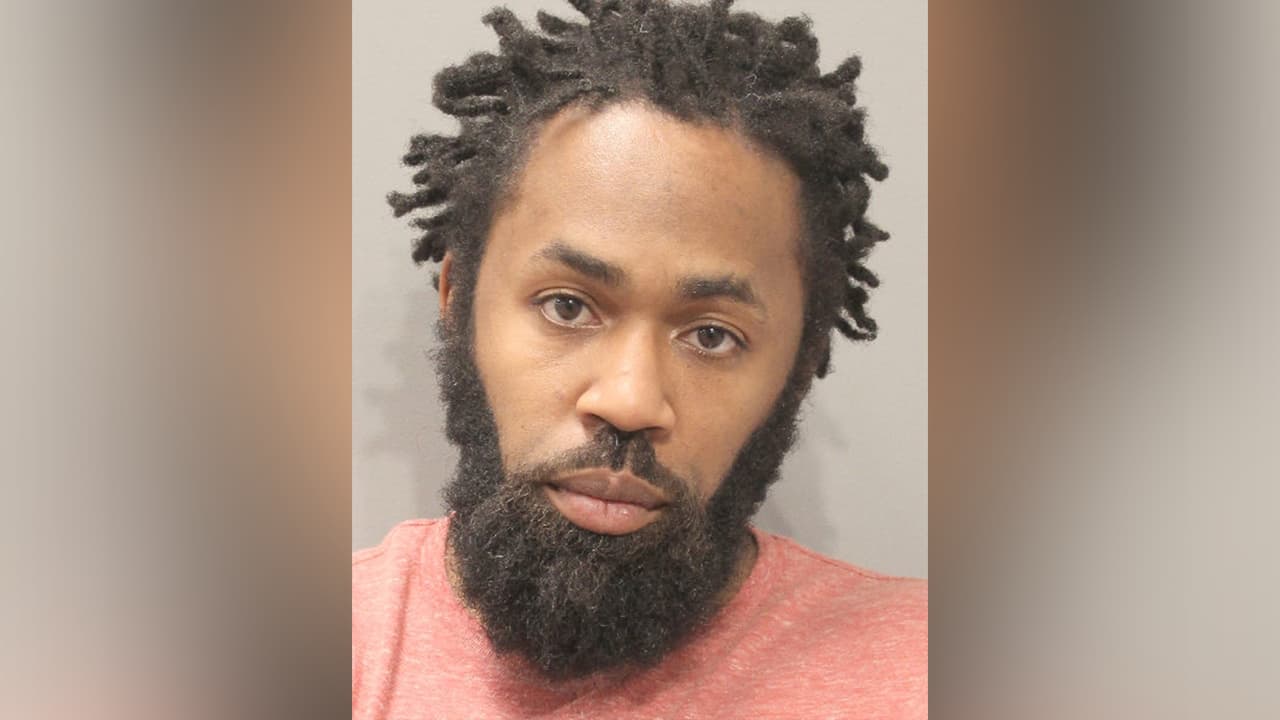 Nicholas Lawrence Johnson, de 36 años, enfrenta cargos de robo en primer grado y robo a casa habitación en segundo grado.