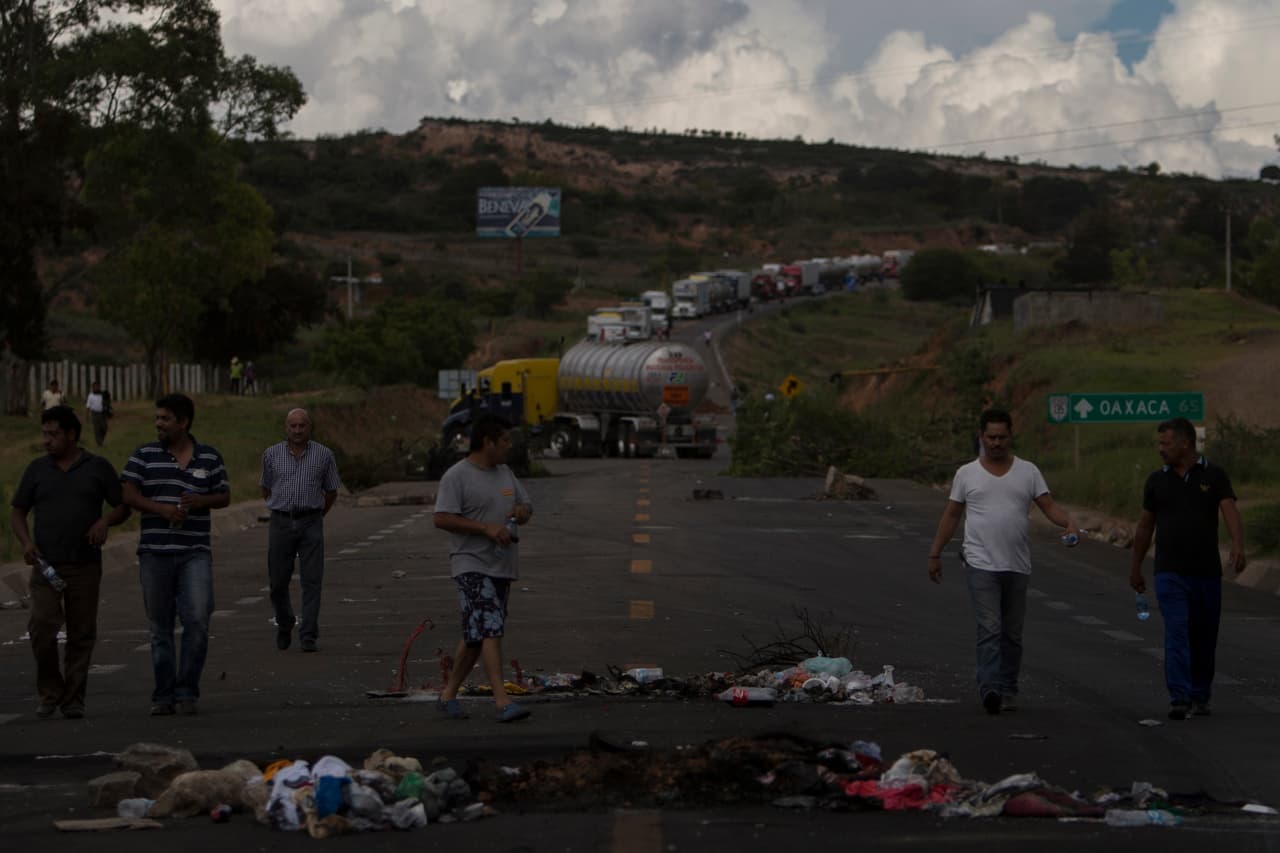 La vía continúa cerrada, muchos deben atravesar los escombros a pie.