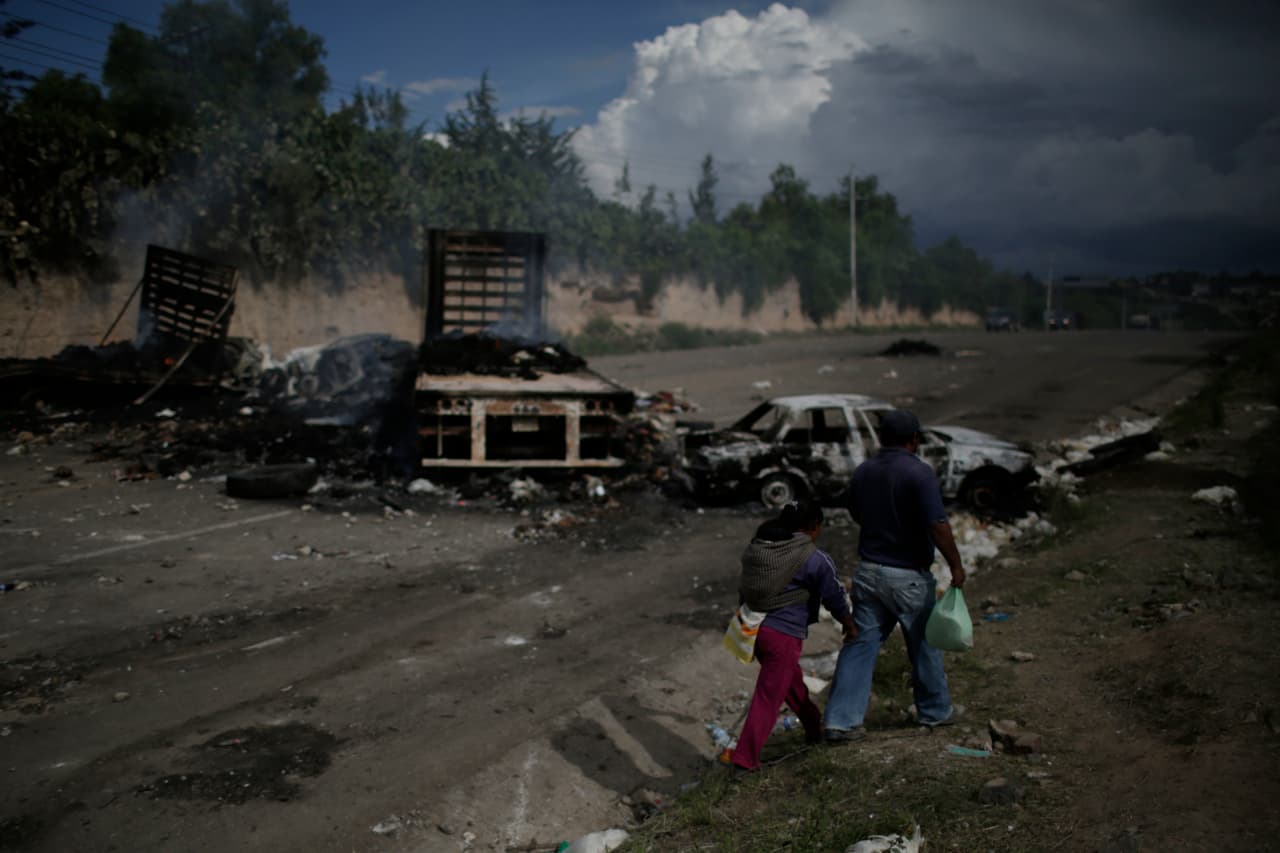 El secretario de Gobernación, Miguel Ángel Osorio Chong, aseguró que serán investigadas las fuerzas de seguridad que participaron en los enfrentamientos. Las barricadas continúan humeantes.