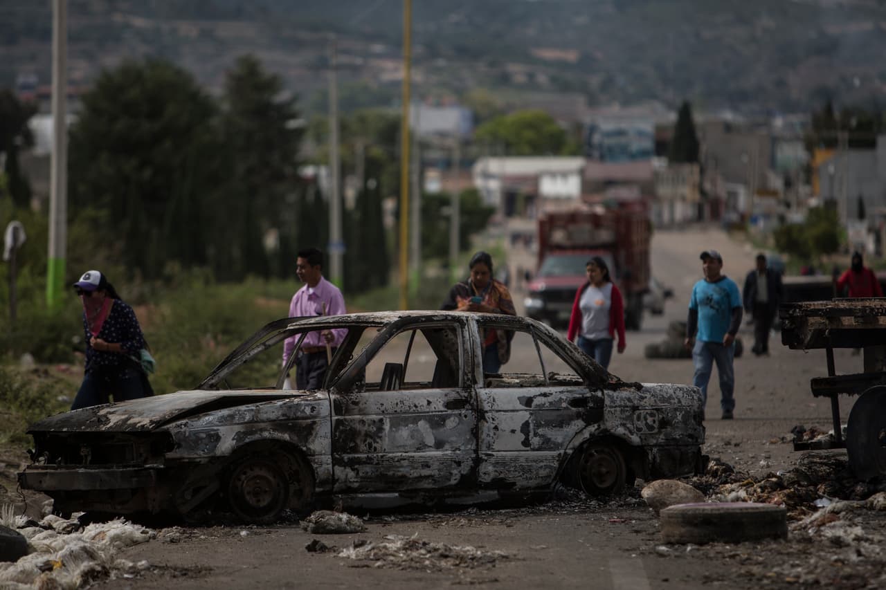 La vía continúa cerrada, varias personas siguen el camino a pie.