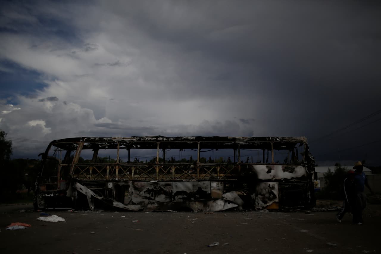 Un autobús en ruinas continúa bloqueando la vía en las afueras de Nochixtlán.