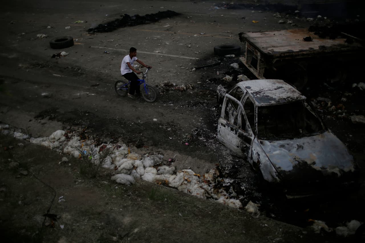 El movimiento responderá "de manera contundente, ordenada y pacífica", afirmó el coordinador de la Comisión Política de la Sección 22 de la CNTE, Juan García. Los habitantes de Oaxaca deben transitar por los restos de la batalla.