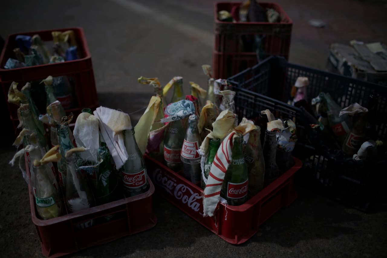 Materiales para fabricar bombas molotov todavía se ven en las calles.