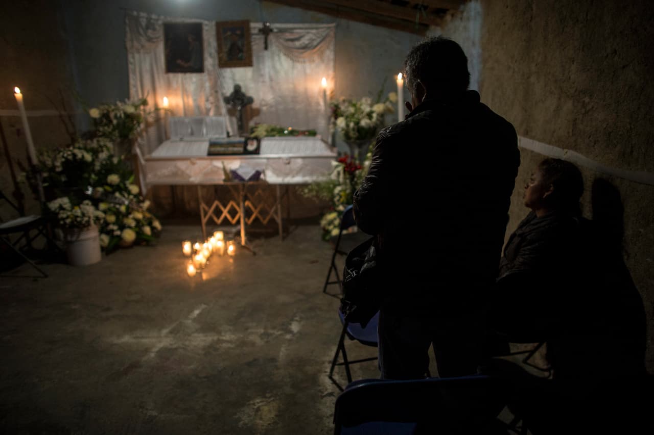 Según las cifras del gobierno mexicano, siete personas murieron por "disparos de proyectil de arma de fuego" y otro por explosión de un artefacto.