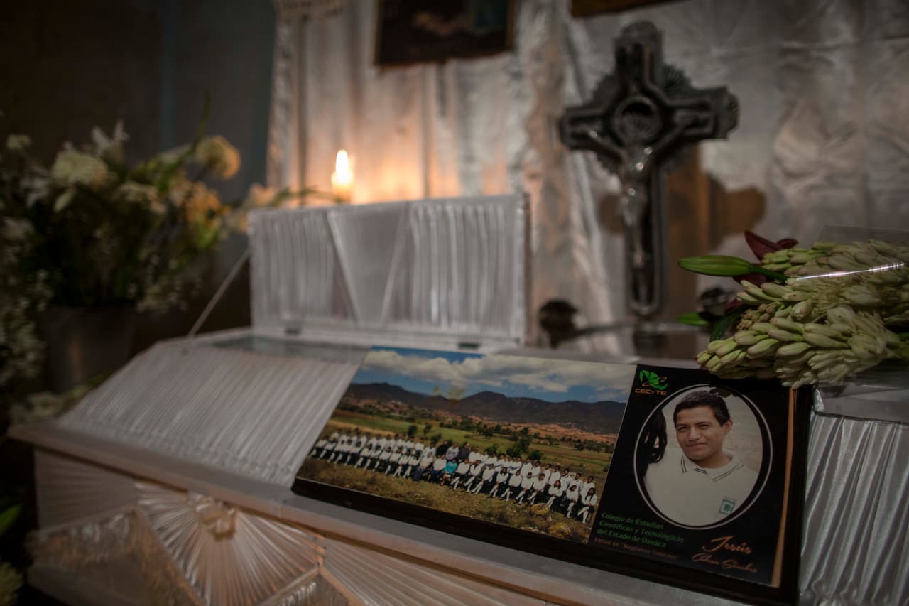 El funeral de Jesús Cadena, manifestante muerto durante los choques con la policía en su casa de Nochixtlán. El gobierno elevó a ocho el número de fallecidos y aseguró que ninguno de ellos era educador.