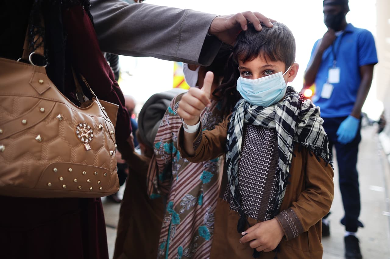 Un niño afgano en el aeropuerto Washington Dulles el 27 de agosto. Otros países ya dejaron claro que no recibirán personas de este grupo que ahora escapa de Afganistán.
<br>
<br>Austria ha recibido 40,000 afganos en los últimos años y el canciller Sebastian Kurz dijo que esta ya ha sido una "
<a href="https://www.politico.eu/article/sebastian-kurz-austria-pm-wont-take-in-any-more-afghanistan-refugees-taliban/"><u>contribución desproporcionadamente grande</u></a>".
<br>
<br>Vladimir Putin dijo que Rusia no aceptará a afganos porque no quiere que 
<a href="https://www.insider.com/putin-does-not-want-militants-disguised-afghan-refugees-in-russia-2021-8"><u>militantes extremistas entren al país disfrazados de refugiados</u></a>.