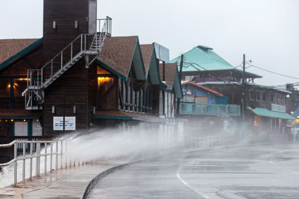 Una calle desierta en Cedar Key. Elsa tocó tierra con fuerza de tormenta, tras haberse debilitado en las últimas horas.