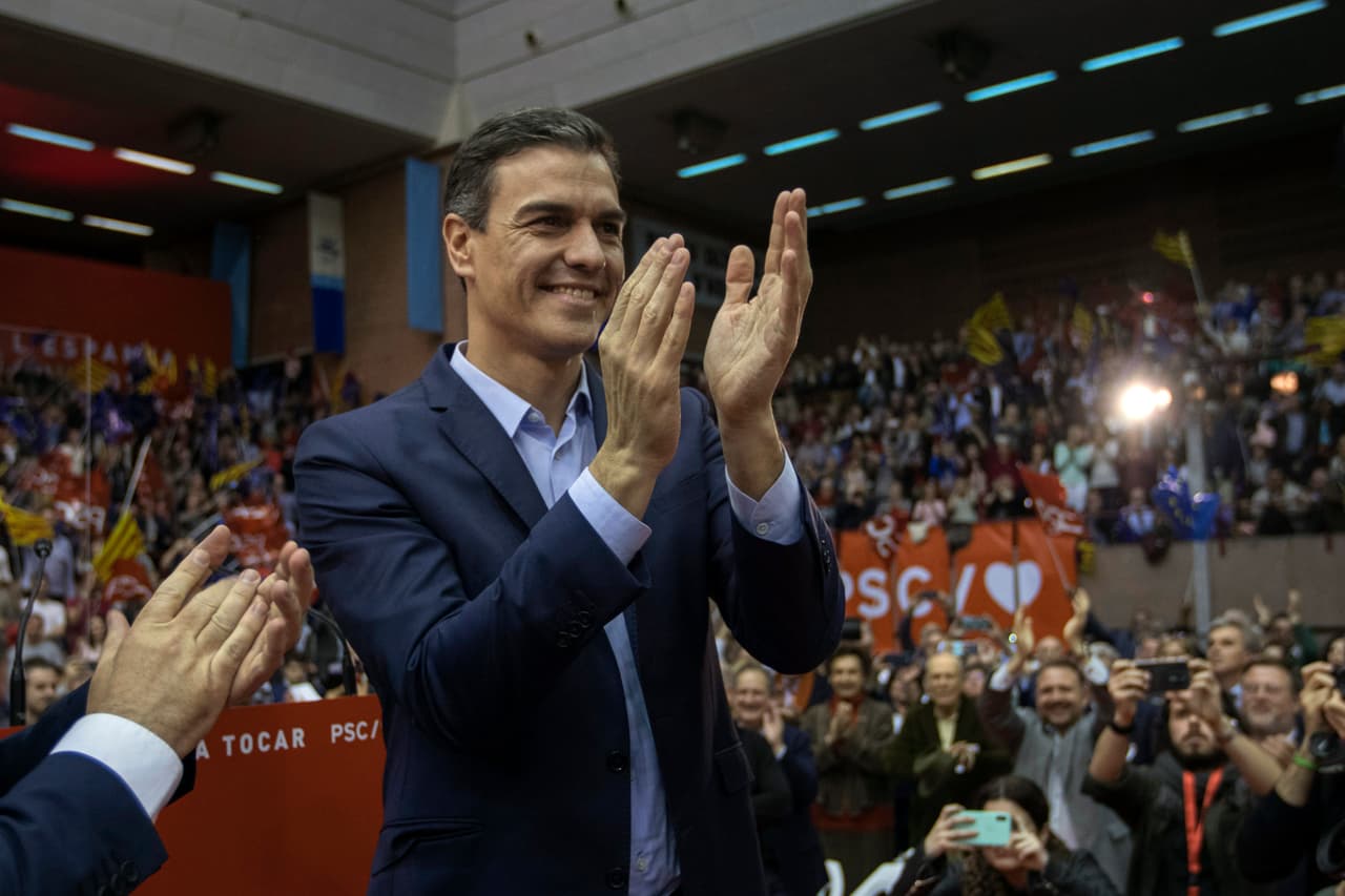 Pedro Sánchez, presidente del gobierno de España y candidato a la reelección por el Partido Socialista, aplaude a sus seguidores durante un acto de campaña en Barcelona, el 25 de abril de 2019.