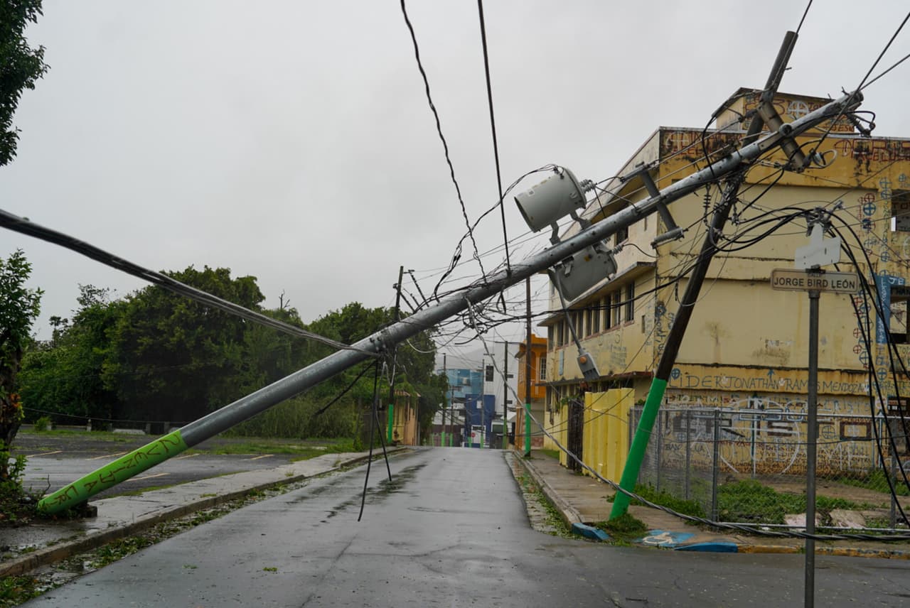 Miles sin electricidad, sin agua potable y con advertencia de calor: el paso de Ernesto por Puerto Rico
