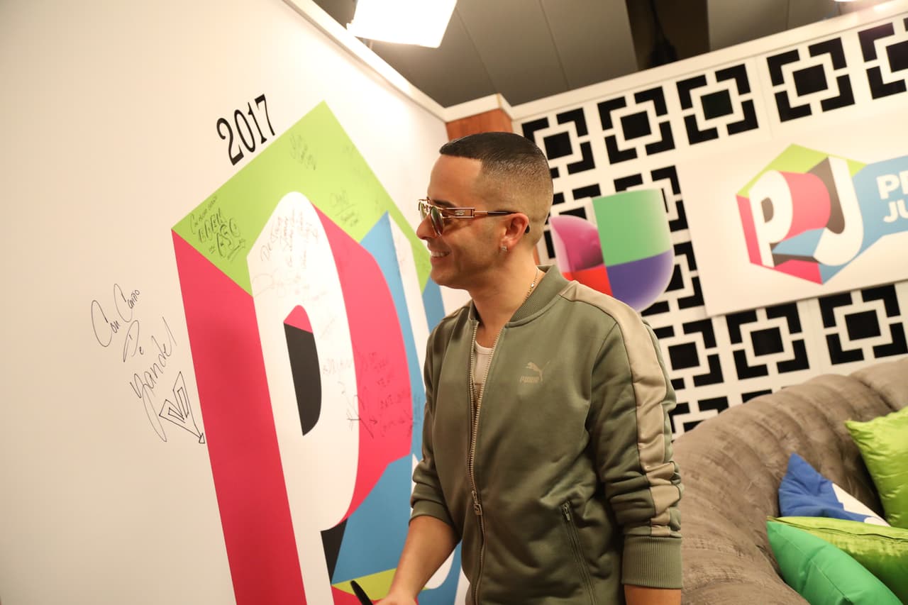 El cantante plasmó su firma en las paredes del lugar.