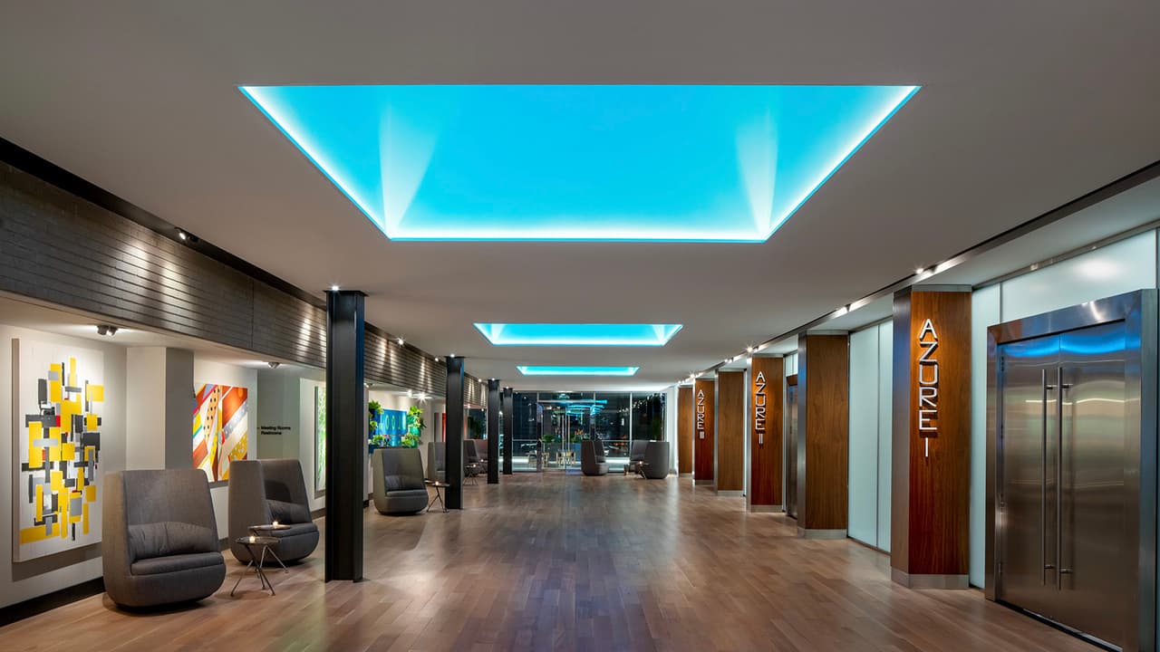 Los robots Xenex LightStrike han sido acreditados por numerosos centros de atención médica por ayudarlos a reducir significativamente sus tasas de infección y ahora se usa en el hotel Westin Houston Medical Center.