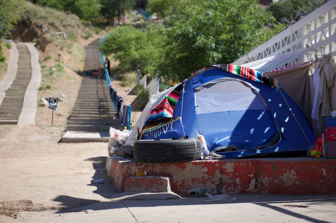 “Esa es mi mansión”, dice Heidy señalando una carpa de acampar azul a la entrada del cementerio. Es la única tienda de campaña en el campamento. Hace dos meses que llegó con sus dos hijos menores, Alejandra, de 9 años, y Juan Carlos, de 14.
