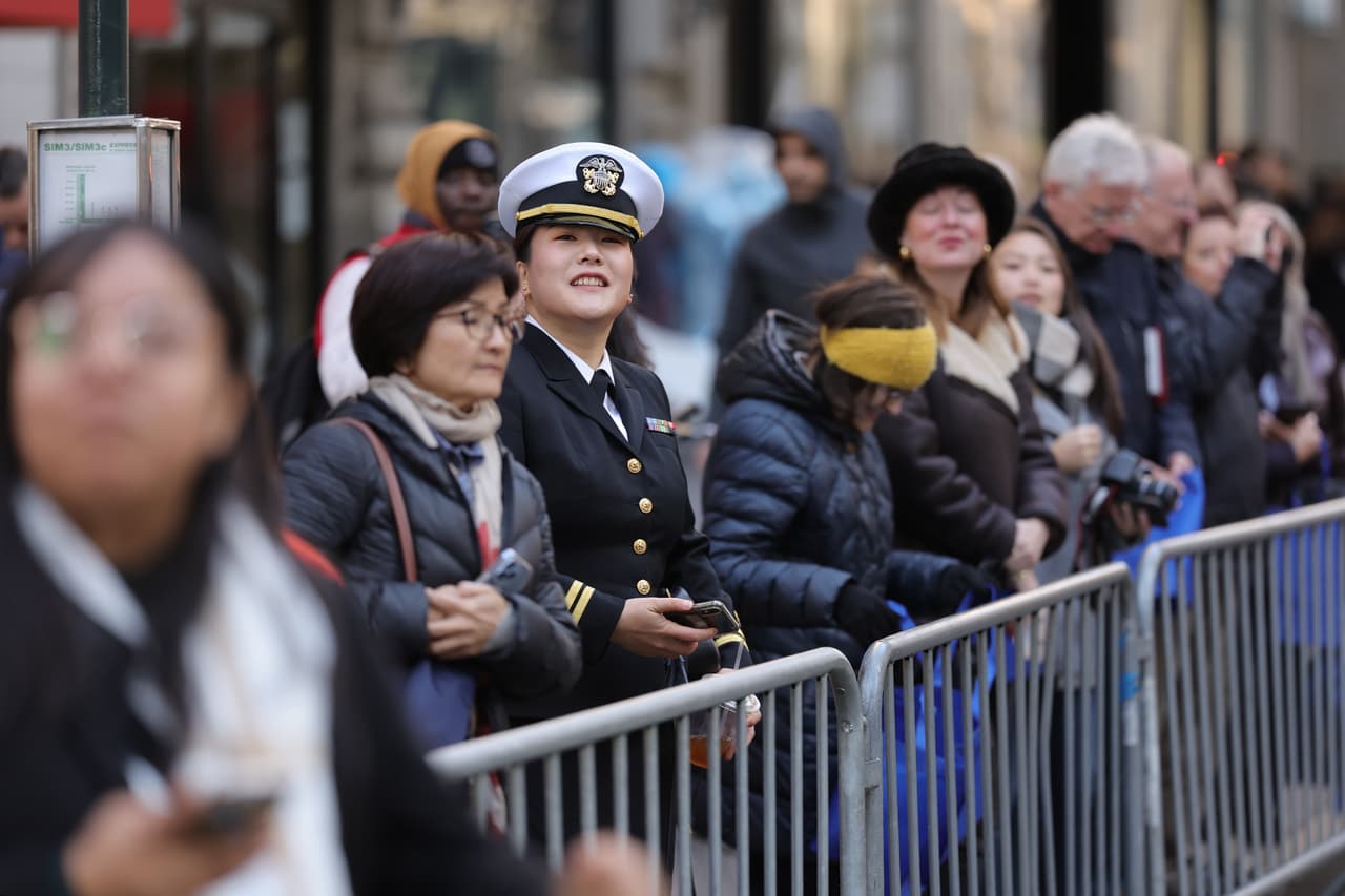 Cientos de personas observaron el desfile que inicia en la Quinta Avenida y termina en la Calle 23.