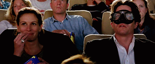 Lanzándole popcorn a Hugh Grant en 'Notting Hill'.