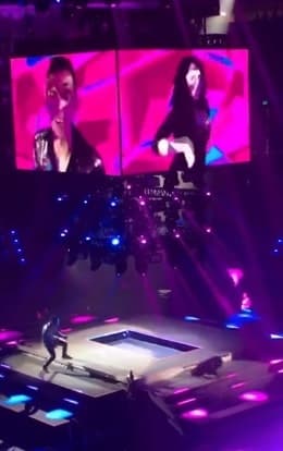 Como parte de una participación especial en el concierto 90s Pop Tour, Irán Castillo fue a parar al suelo luego de tropezar en el escenario. Lo que evidenció que estaba haciendo 'playback' y no cantaba en vivo.