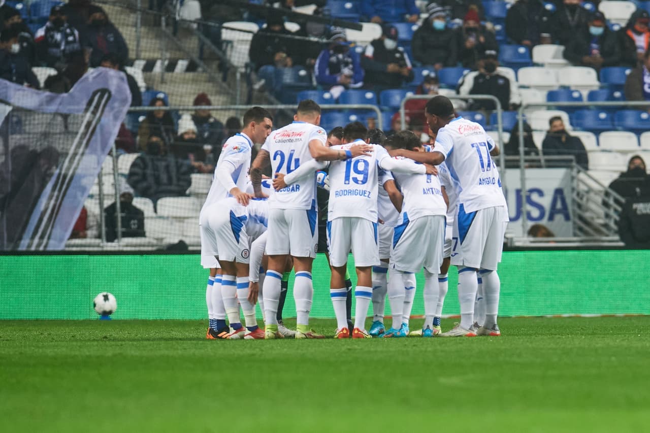 Cruz Azul derrotó 0-2 a Rayados de Monterrey con polémica del VAR, un penal y varias expulsiones.