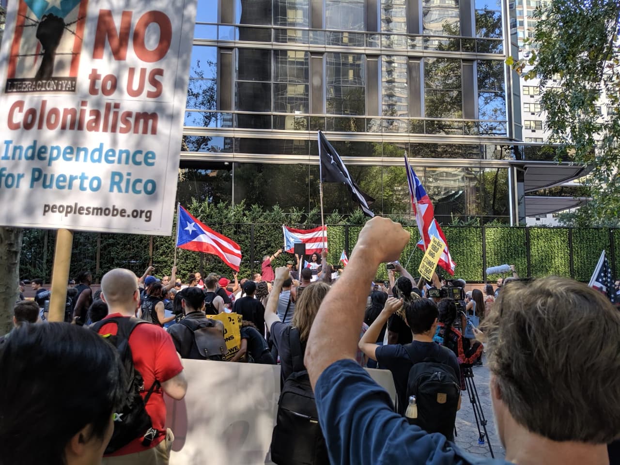 "No al Colonialismo Estadounidense, Independencia para Puerto Rico" dice una pancarta.