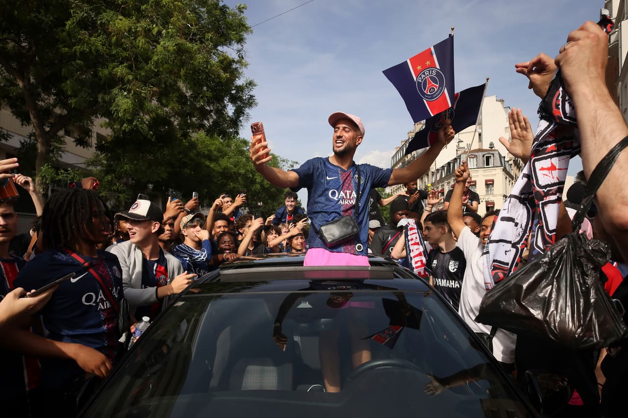 Aficionados del PSG celebran y recorren las calles de París.