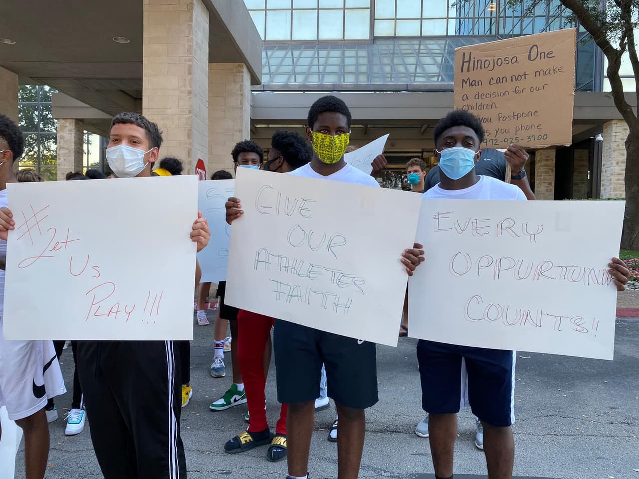La temporada de football americano en las preparatorias está a punto de comenzar por lo que algunos jugadores y estudiantes se verían afectados por esta decisión al no poder realizar sus entrenamientos. 
<br>