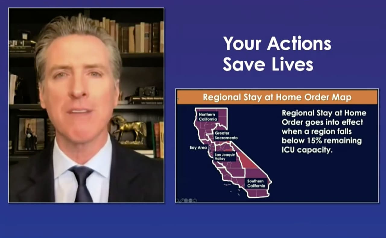 El gobernador
<a href="https://www.univision.com/temas/gavin-newsom">Gavin Newsom</a> anunció
<a href="https://www.univision.com/local/san-francisco-kdtv/toque-de-queda-california-restaurantes-barberias-salones-de-belleza">un anticipado toque de queda para California</a> que en esta ocasión tendrá carácter regional, e impactará durante tres semanas a los condados que se encuentren
<a href="https://www.univision.com/local/san-francisco-kdtv/coronavirus-hospitales-del-condado-santa-clara-pueden-colapsar-en-semanas">al límite de su capacidad hospitalaria</a>.