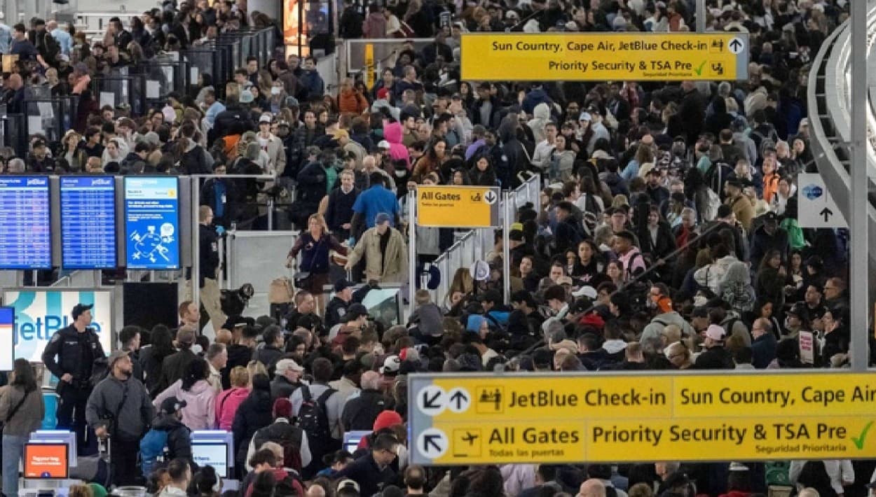 Caos en el aeropuerto JFK un día antes de que agentes de ICE entren a dar ayuda a TSA