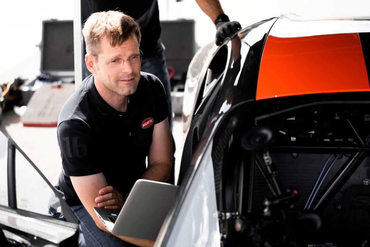 <a href="https://www.univision.com/noticias/a-bordo/bugatti-chiron-prueba-a-bordo-completa-video" target="_blank">Bugatti Chiron</a> rompe el récord de las 300 mph y se corona como el auto de pre-producción más rápido del mundo con 304.773 mph.