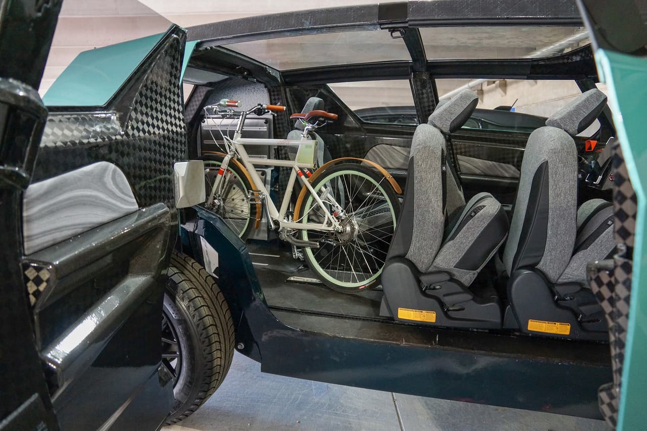 La configuración del interior también permite trasladar objetos de tamaño considerable, corriendo los asientos hacia uno de los extremos