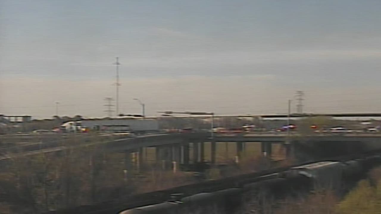 Choque entre tren de Amtrak y tráiler de 18 ruedas provoca cierre de carriles en Texas