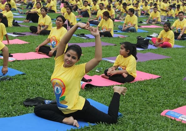 En Dhaka, India, miles de personas practicaron yoga bajo estrictas medidas de seguridad ya que un grupo radical islámico declaró que la disciplina es anti-islámica.