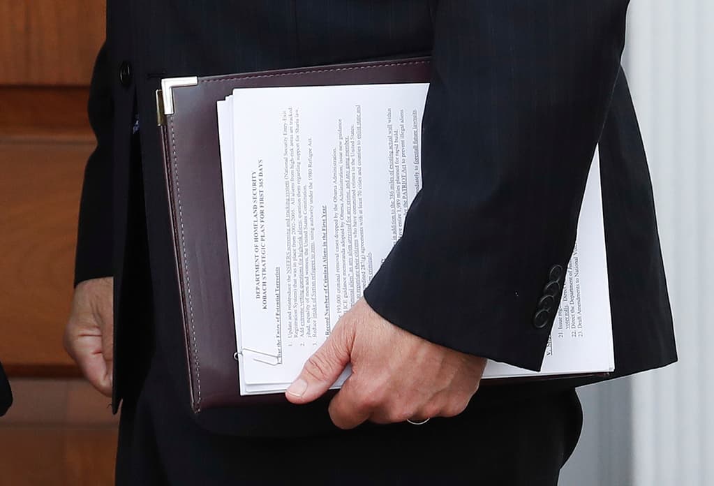 Documento portado por Kris Kobach a su reunión con Trump