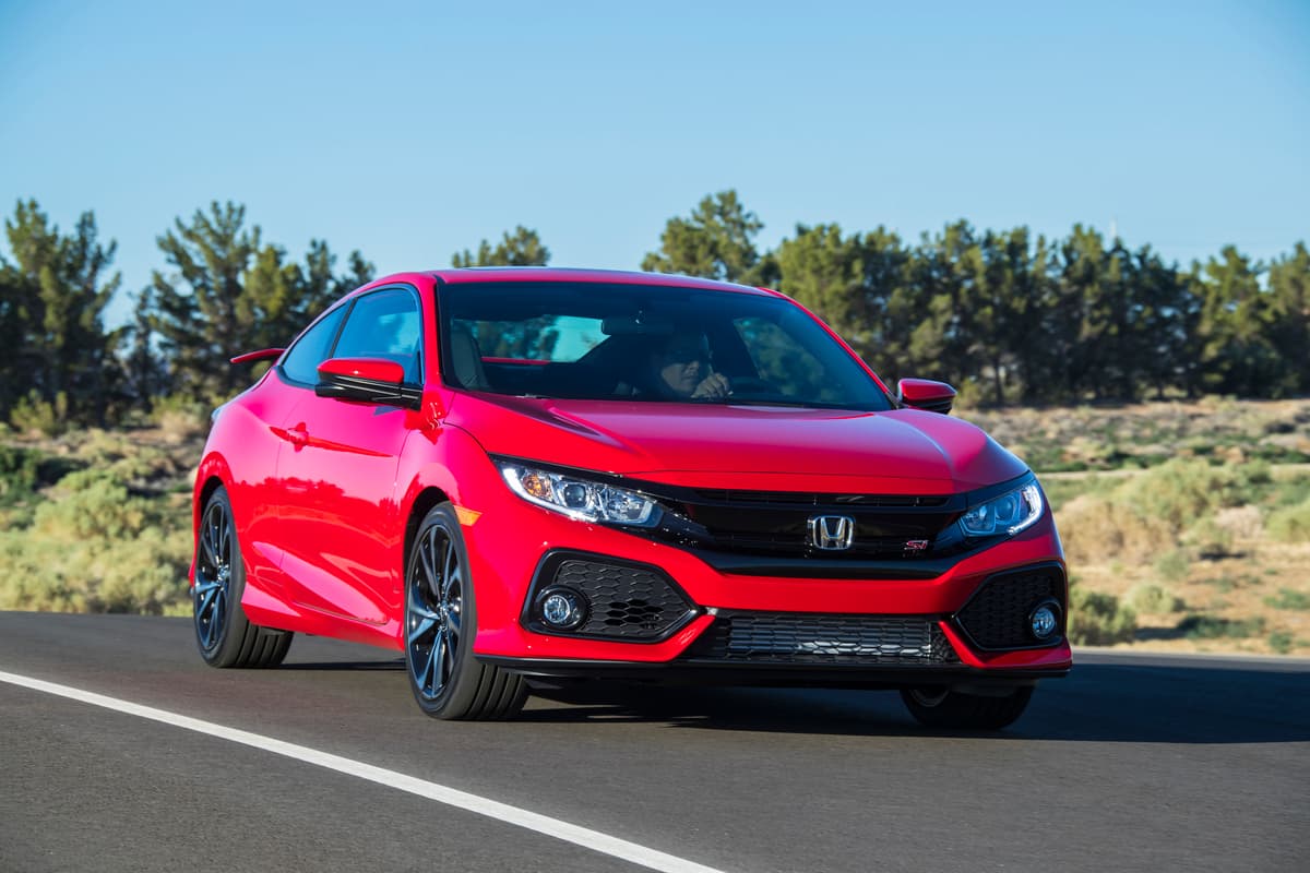 <b>Honda Civic Si sedán y coupé </b>
<br>Aunque el Civic fue presentado en su décima generación este año, las versiones Si van en su octava generación. La potencia de su motor cuatro cilindros turbocargado, 1.5 litros de 205 hp no tuvo cambio, mientras que el torque aumentó 25 libras más hasta llegar a las 192 lb-pie.
