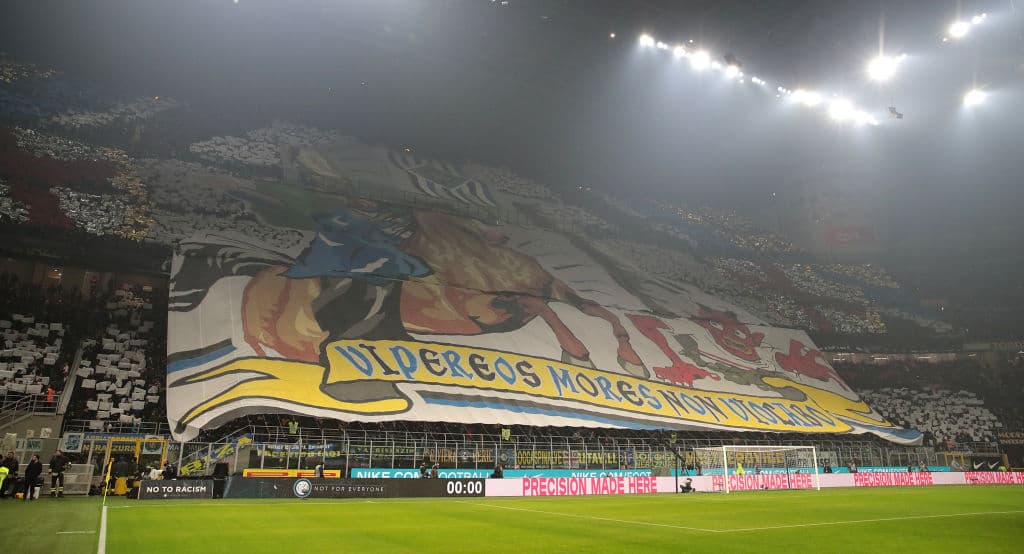 Inter se impone al Milan tras un partidazo. Cuatro goles a dos marcaron la diferencia en este derby. Zlatan y Rebic anotan por parte del Milan, mientras que por parte del Inter anotaron Brozovic, Vecino, Stefan de Vrij y Lukaku al último minuto.