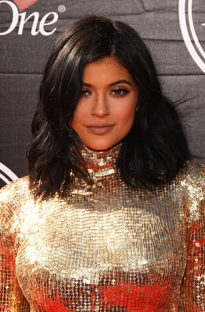 La empresaria solicitó ayuda económica para 
<b><a href="https://www.instagram.com/makeupbysamuel/" target="_blank">su exmaquillista Samuel Rauda</a></b>, quien hace unos días sufrió un accidente de auto que provocó fuera sometido a una cirugía en la cabeza. 
<br>