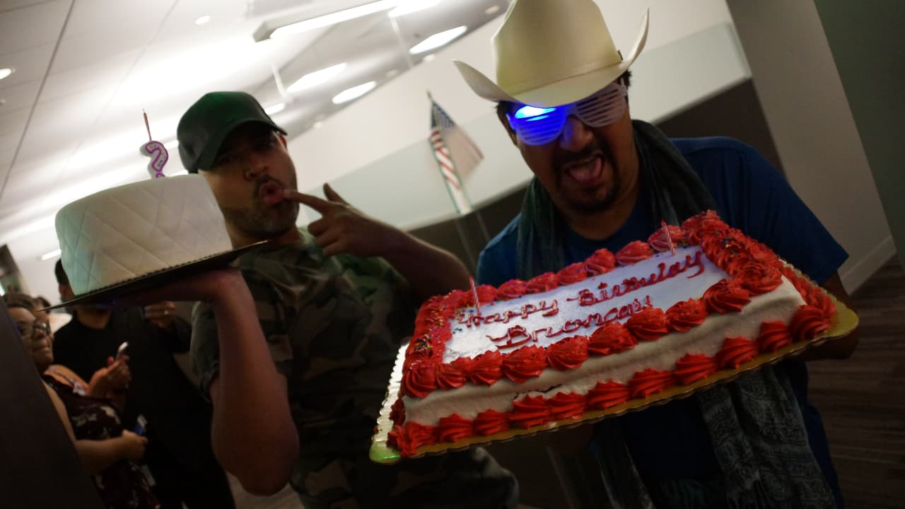 La Bronca cumplió años y se armó una fiesta en la cabina del Free-guey show.