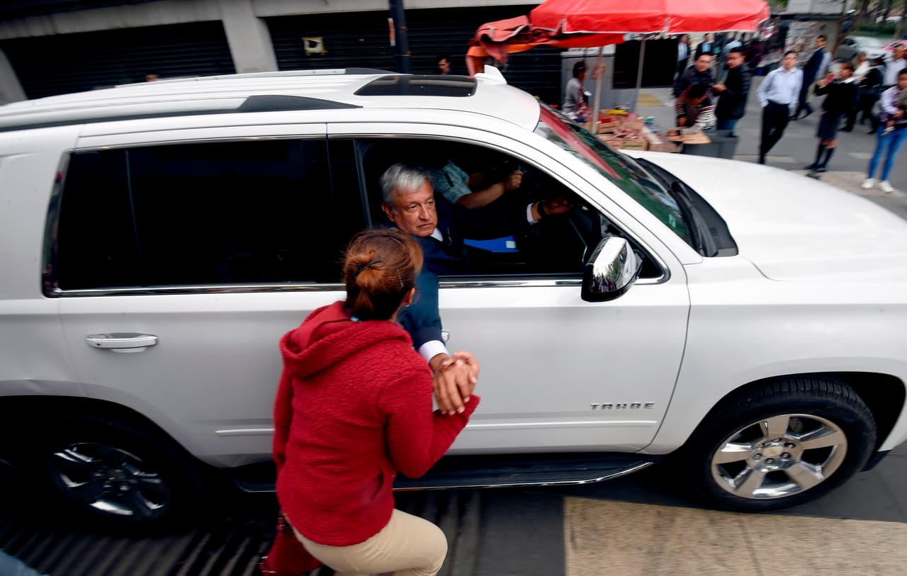Aunque al candidato de la coalición "Juntos haremos historia" no le gusta transportarse en vehículos ostentosos, para sus giras de trabajo en el interior de la República Mexicana ha hecho uso de camionetas, como esta 
<b>Chevrolet Tahoe.</b>