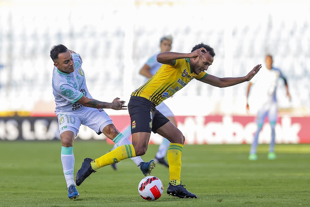Con goles de Omar y Elías Hernández, León pega primero y se impone 0-2 al Deportivo Guastatoya.