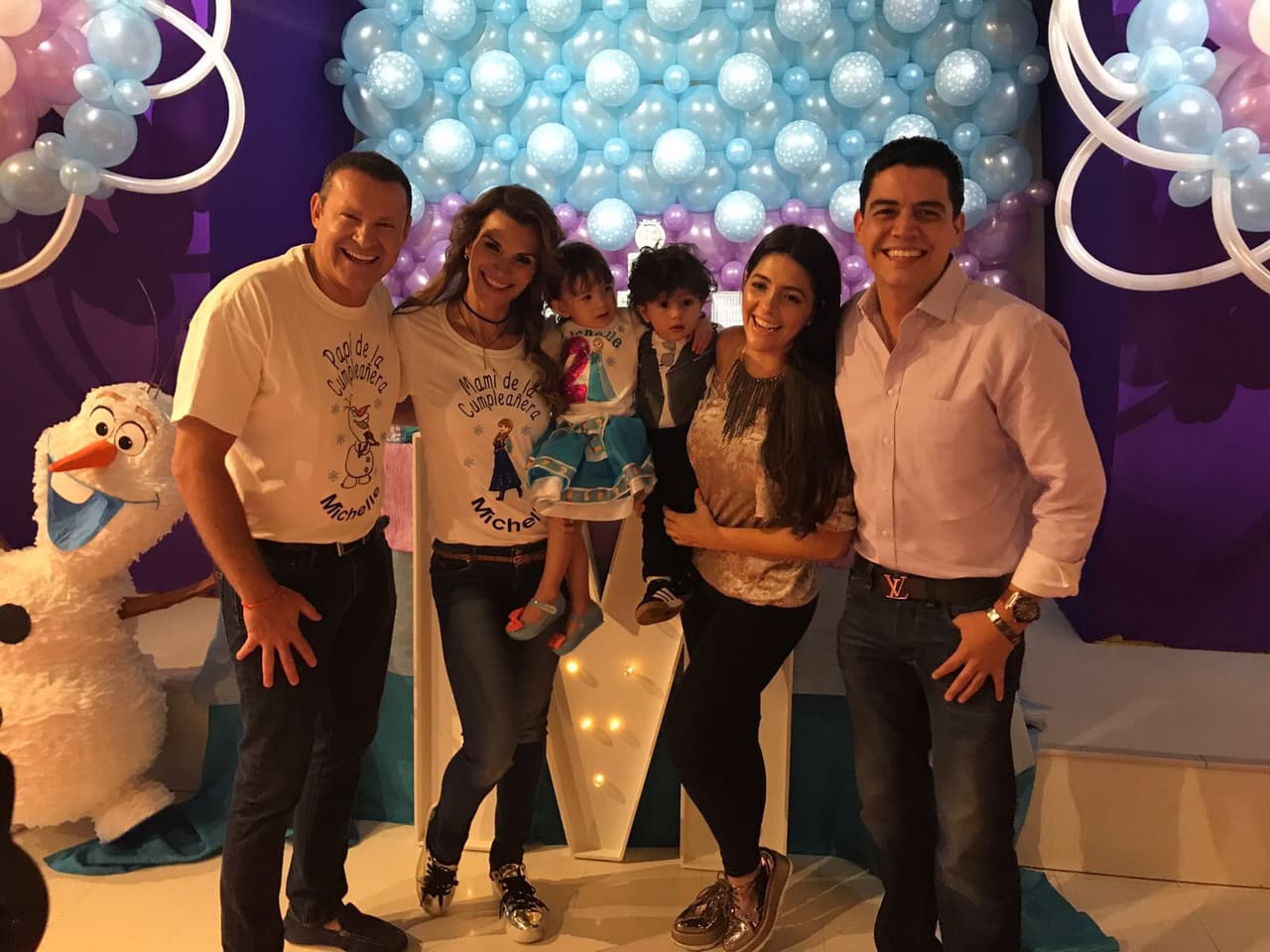 Orlando Segura y Catalina Mesa llegaron con Baby Joshua a festejar con la familia Tacher.