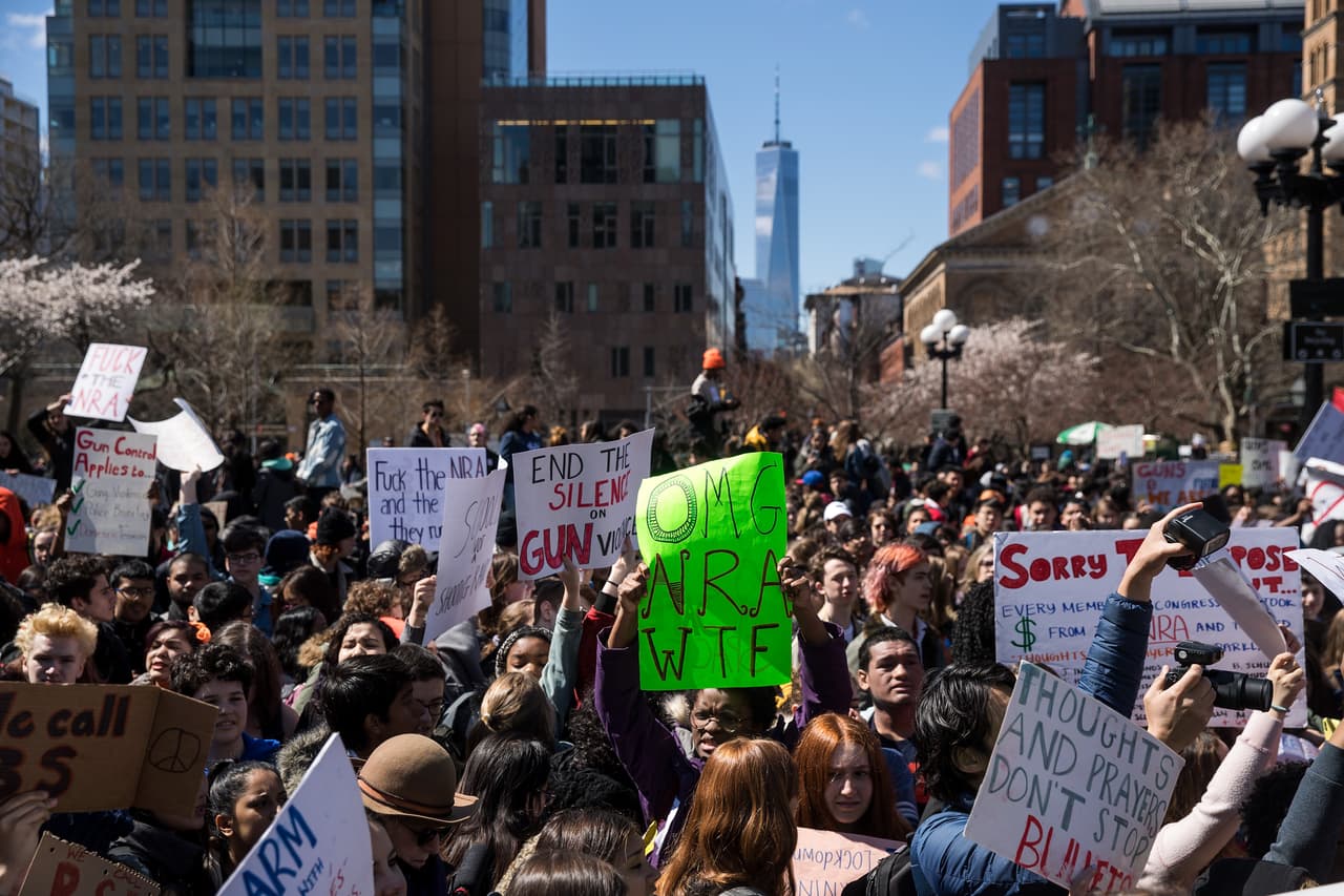 Los estudiantes en la Gran Manzana se reunieron cerca de Washington Square Park, cerca del campus de la Universidad de Nueva York.