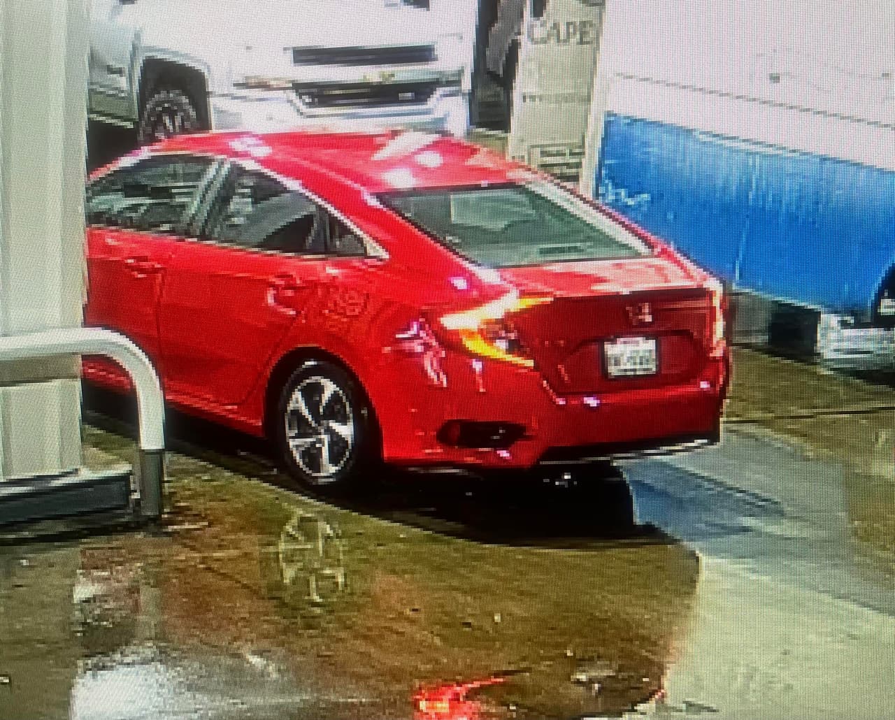 El sospechoso es descrito como un hombre blanco o hispano de entre 20 y 30 años, quien conduce un auto rojo brillante, posiblemente un Honda Civic 2016-2021.
<br>