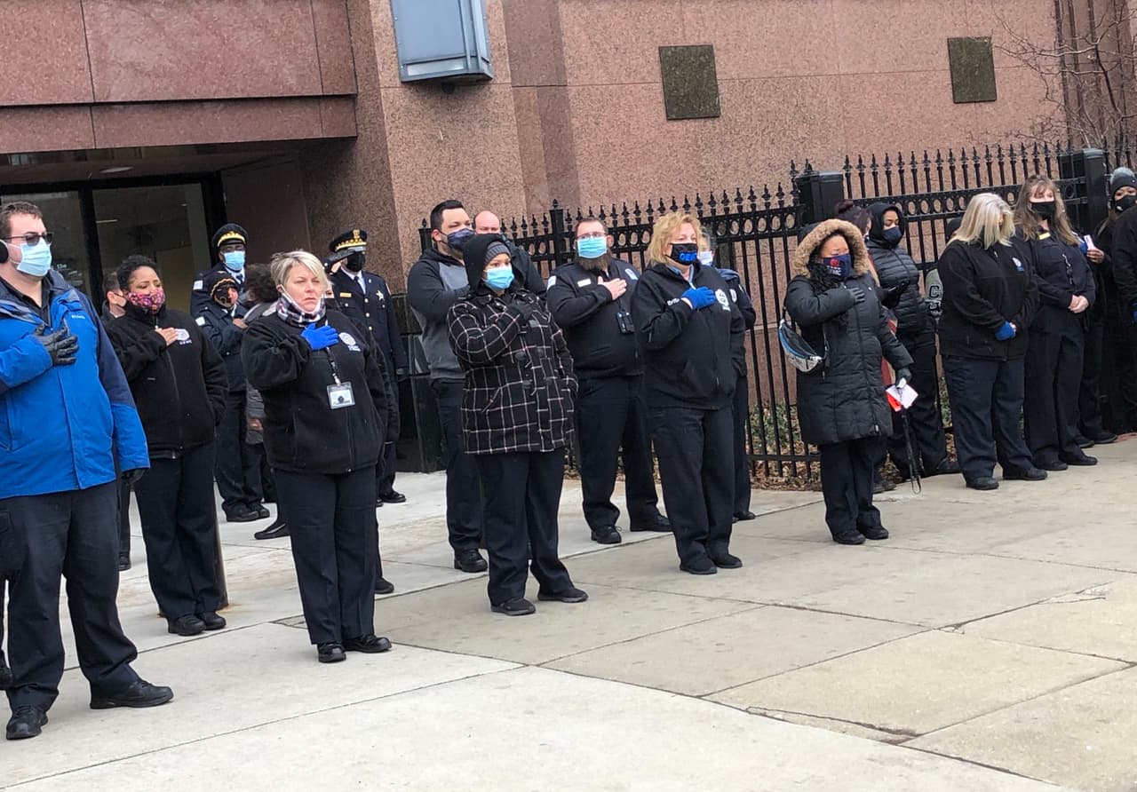 López sirvió como despachador del 911 por más de 30 años y sus familiares y amigos lo recuerdan como un hombre dedicado a su trabajo.