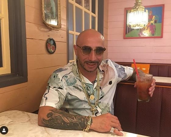 <b><a href="https://www.instagram.com/michaelcorleoneblanco/" target="_blank">Blanco</a></b>, quien forma parte de ese reality show, es el hijo menor de 
<b><a href="https://www.univision.com/shows/aqui-y-ahora/bienes-de-griselda-blanco-la-viuda-negra-video" target="_blank">Griselda Blanco</a></b>, la narcotraficante colombiana que formó parte del cartel de Medellín y fue pionera del crimen organizado en Miami, en las décadas de 1970 y 1980.