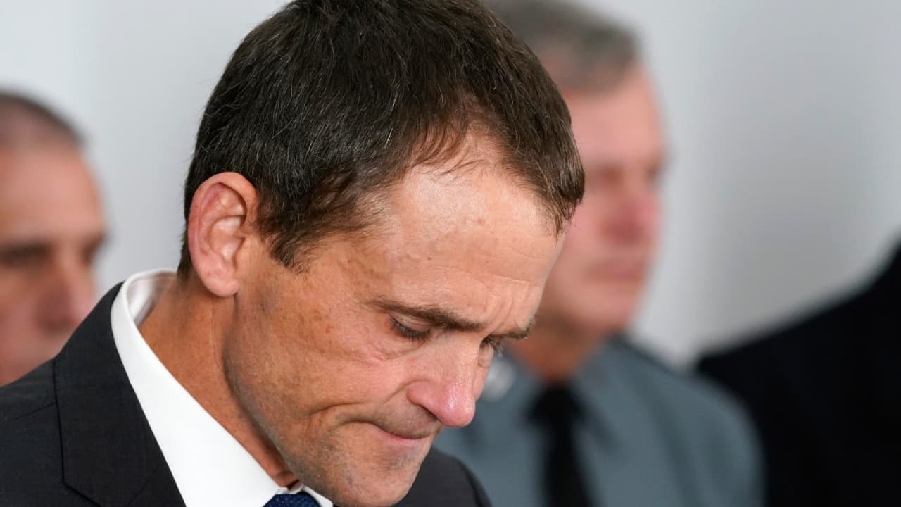 “Hubo tres fallecimientos, dos víctimas adicionales resultaron heridas y reciben atención médica", expresó Jim Ryan, presidente de la Universidad de Virginia, en un comunicado. "Este es un incidente traumático para todos en nuestra comunidad”-