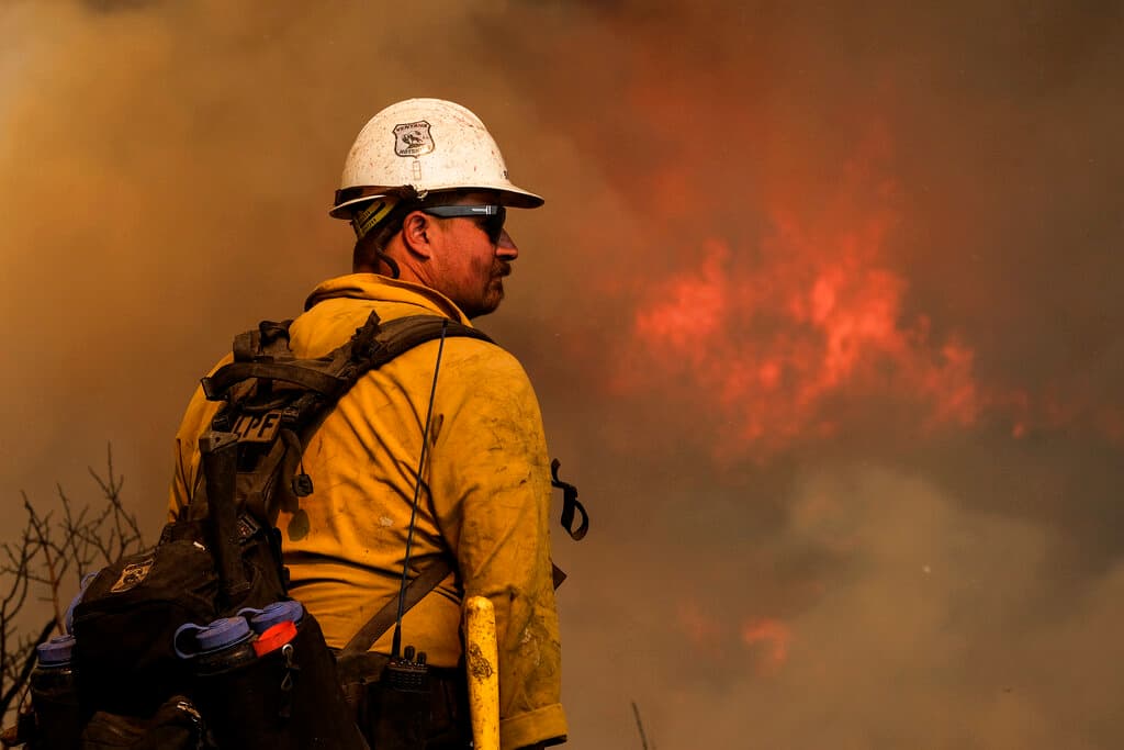 Los equipos también protegieron una instalación de procesamiento de gas de Exxon Mobil Corp. en un cañón rodeado de llamas.