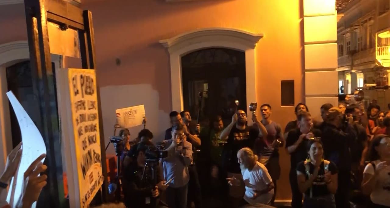 Cientos de personas piden la renuncia de la gobernadora Wanda Vázquez luego de que se descubriera 
<a href="https://www.univision.com/local/puerto-rico-wlii/denuncian-hallazgo-de-suministros-que-nunca-fueron-entregados-tras-maria">la existencia de un almacén</a> lleno de suministros en Ponce.