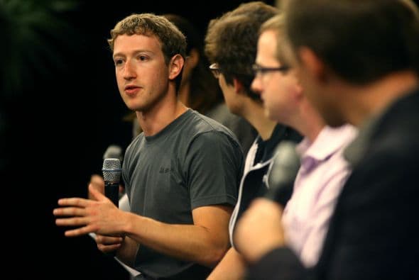 "Podemos apostar a que la estrategia en lo alto seguirá siendo fijada por Mark Zuckerberg", afirma. "Creo que dentro de cuatro años Mark Zuckerberg será todavía el director general, (...) su posición se parece mucho a la de Bill Gates en Microsoft, que fue muy duradera", dijo.15