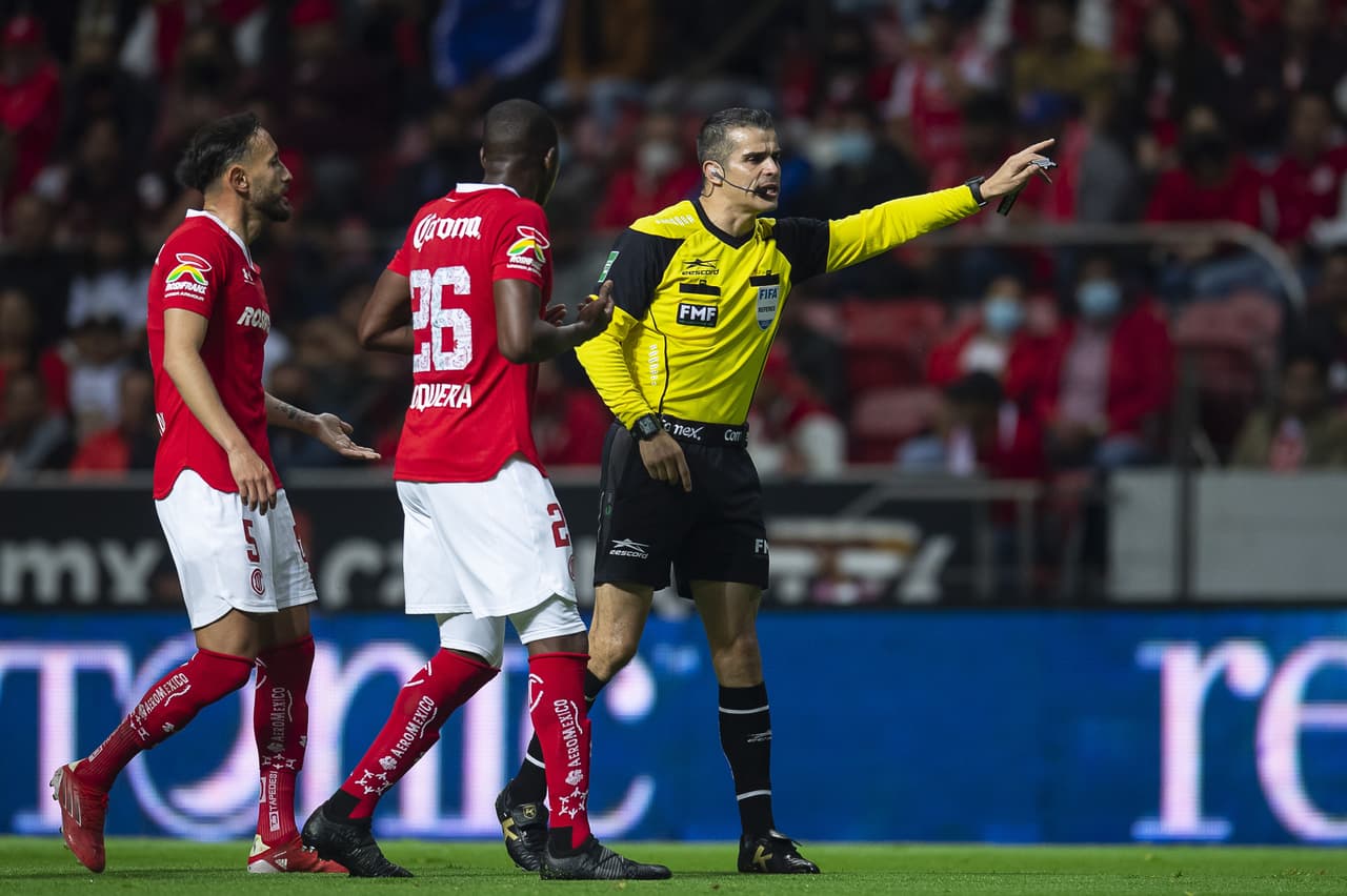 Fernando Hernández, como siempre, un show aparte por sus decisiones polémicas y su falta de carácter.