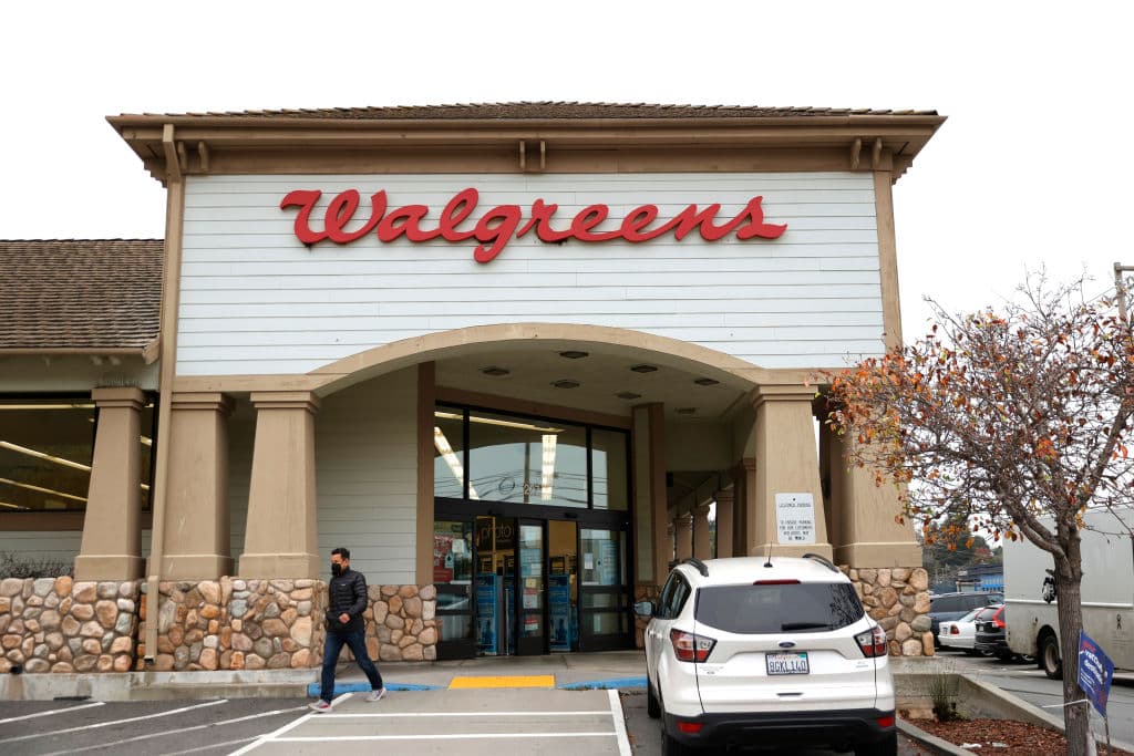 <h2 class="cms-H2-H2">Walgreens</h2>
<br>
<br>
<b>- Acción de Gracias:</b> La mayoría de los locales de Walgreens estarán abiertos de 9:00 am a 6:00 pm el Día de Acción de Gracias, y las que son 24 horas mantendrán su horario ese día. Algunas otras farmacias tendrán horarios modificados por el festivo. 
<br>
<br>
<b>- Black Friday: </b>El viernes ya abren en su horario de siempre. Puedes verificarlo en un localizador de tiendas de la compañía.