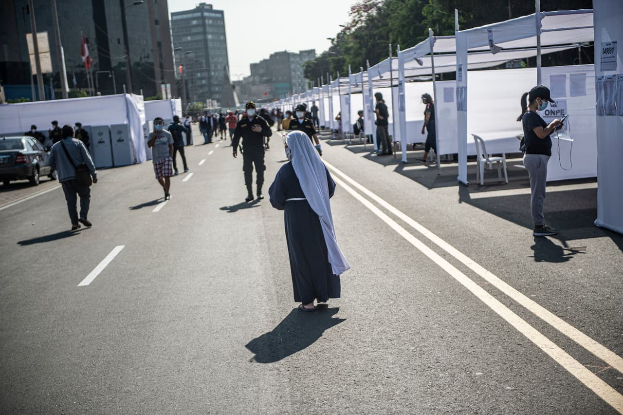 Cerca de 25 millones de peruanos podían votar. El sufragio es obligatorio según la ley peruana, pero se esperaba una gran abastención debido a la pandemia. En la imagen, se observa cómo los votantes empezaron a llegar a las urnas al aire libre en Lima.