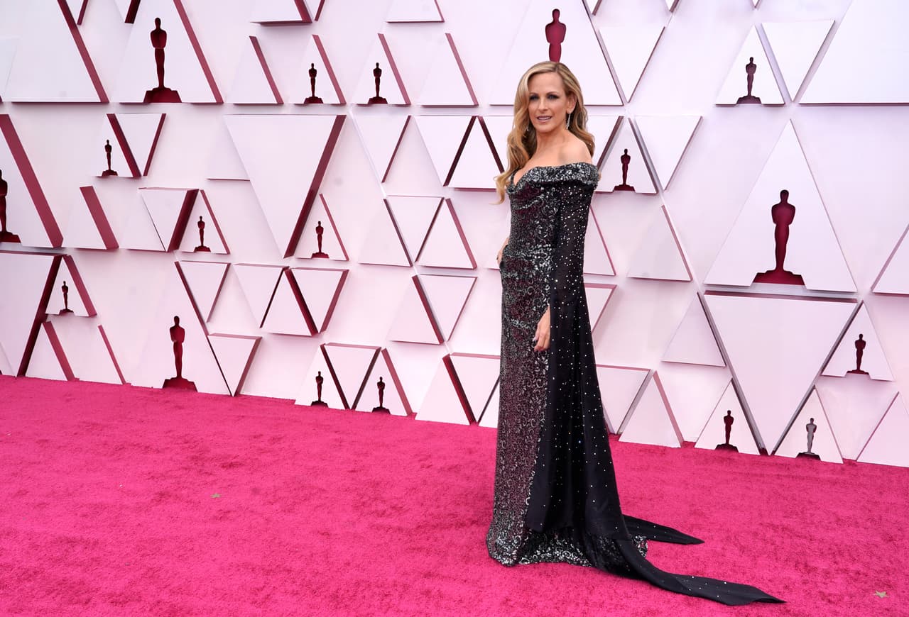 Marlee Matlin, quien ganó el Oscar a Mejor Actriz en 1986, cautivó a su llegada.
<br>